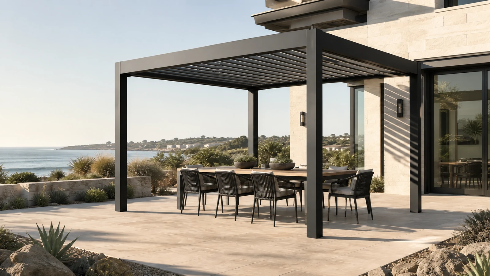 Pergola à lames ouvertes dans un espace extérieur ensoleillé